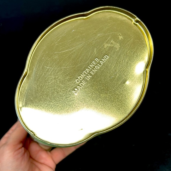 Vintage biscuit tin with Christmas Bunnies scenes Made in England - Picture 7 of 7